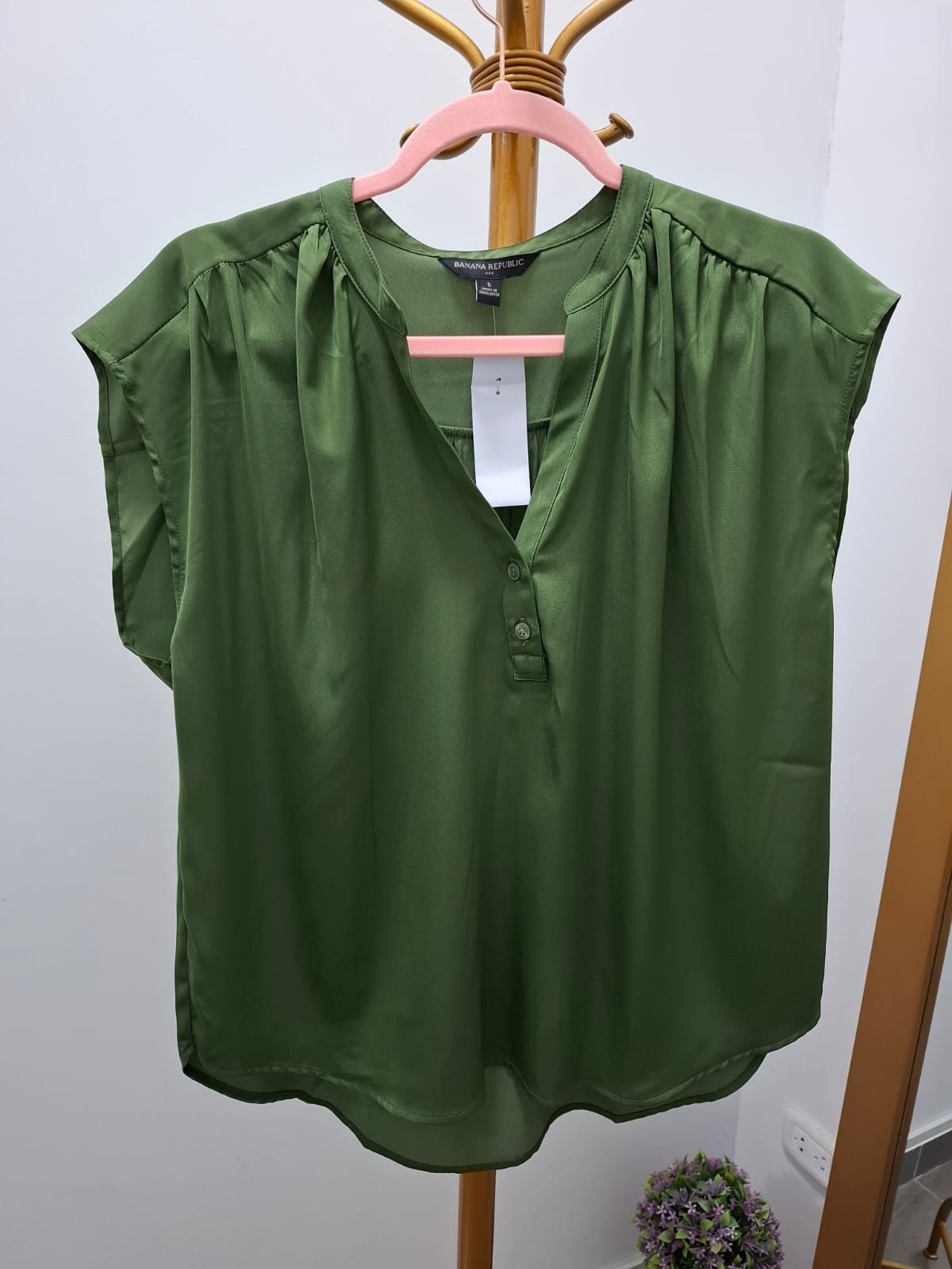 BLUSA TIPO SEDA BANANA REPUBLIC MANGA CERO COLOR VERDE OSCURO TALLA S