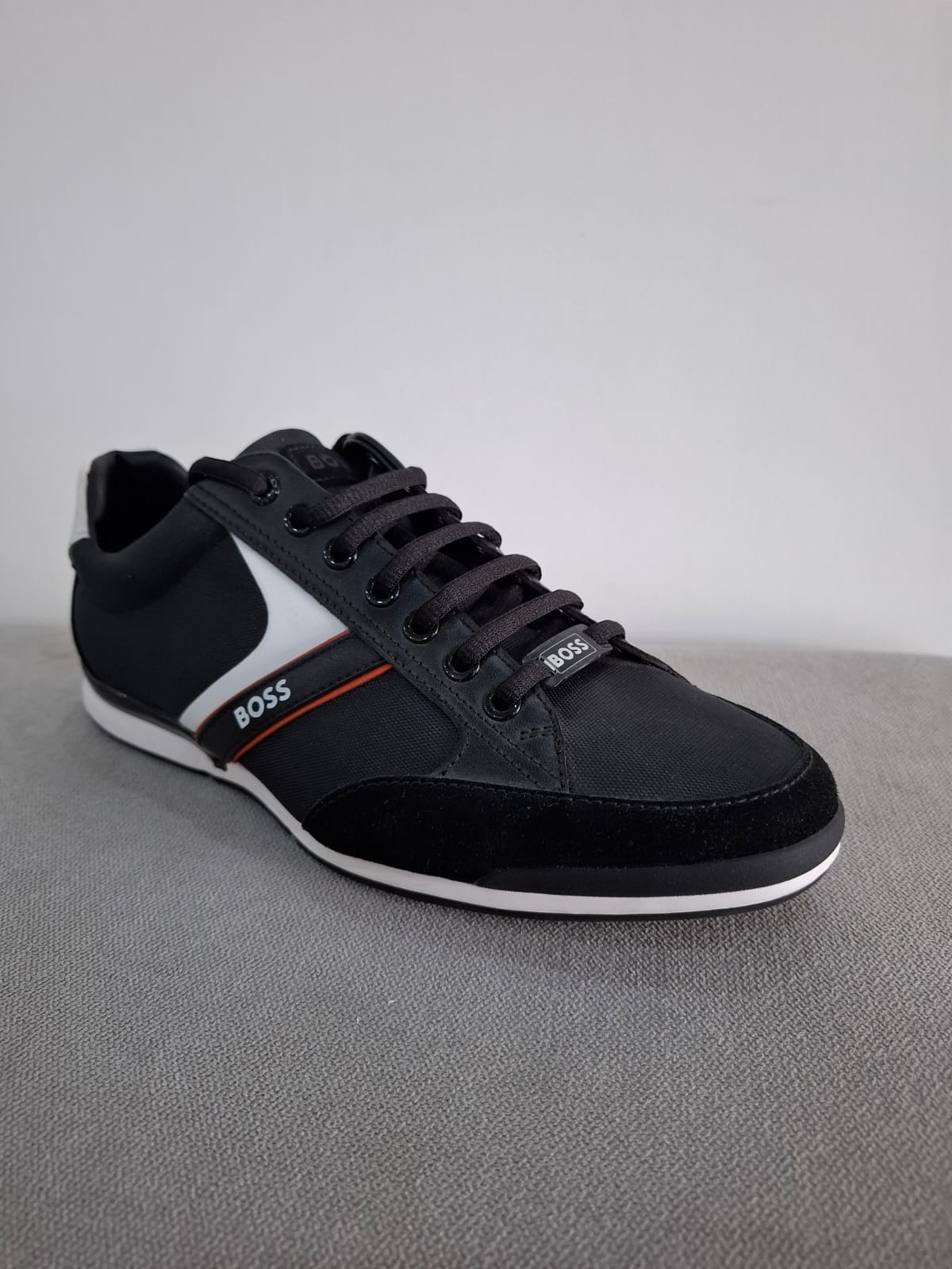 ZAPATILLAS HUGO BOSS COLOR NEGRA CON DETALLES EN BLANCO Y ROJO TALLA 40