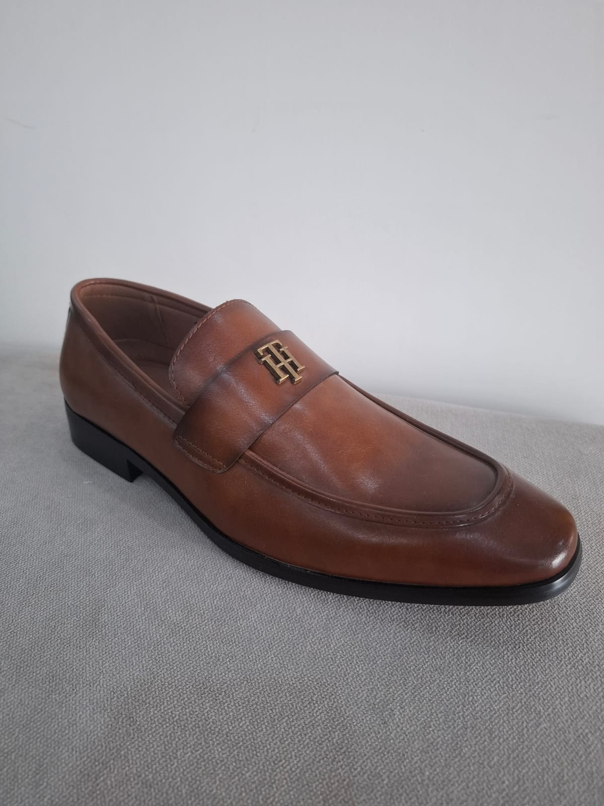 ZAPATOS DE VESTIR TOMMY HILFIGER COLOR OCRE TALLA 42