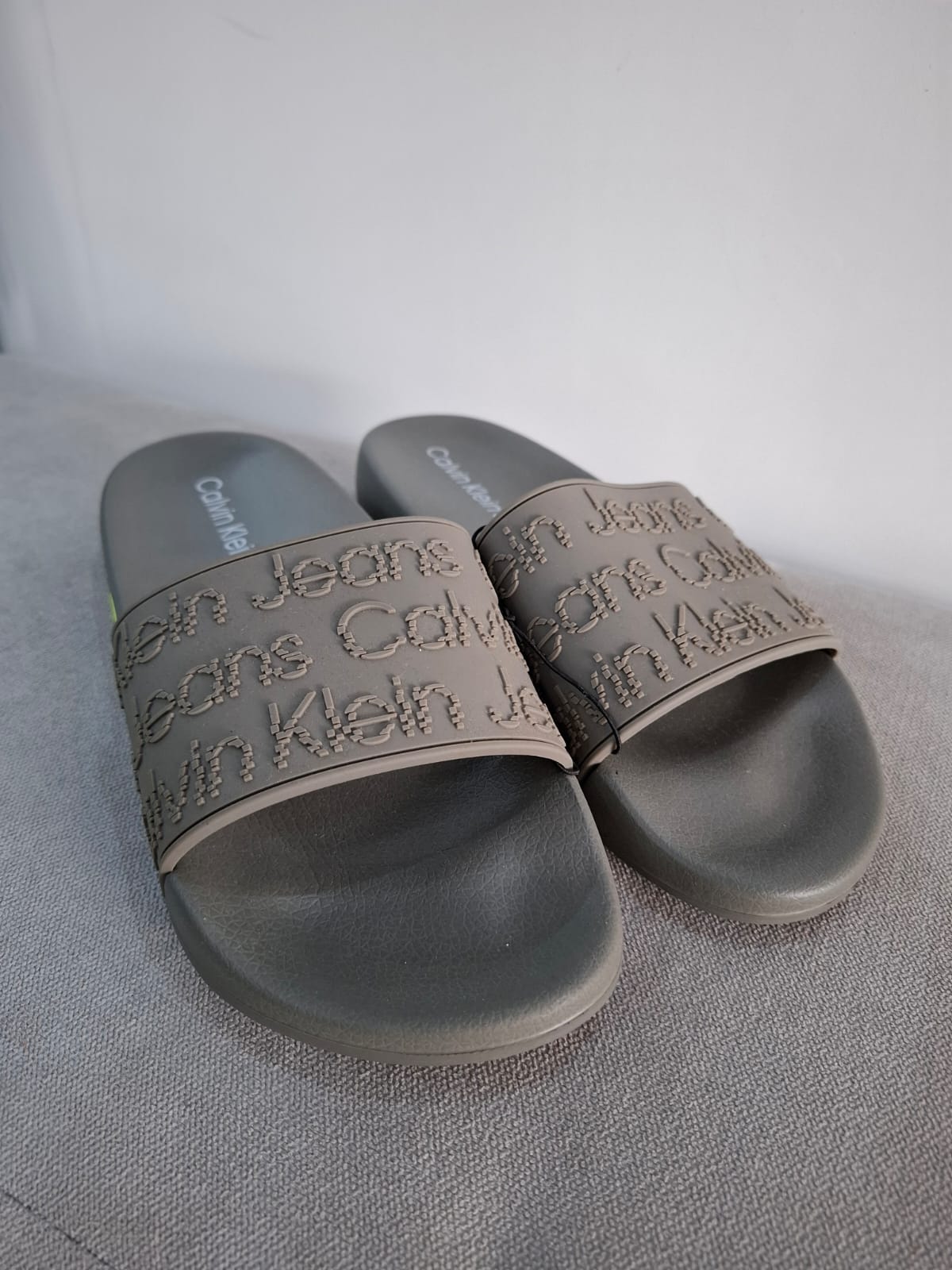 SANDALIAS CALVIN KLEIN JEANS PARA HOMBRE EN COLOR PLOMO TALLA 42 mauriciosstoreperu