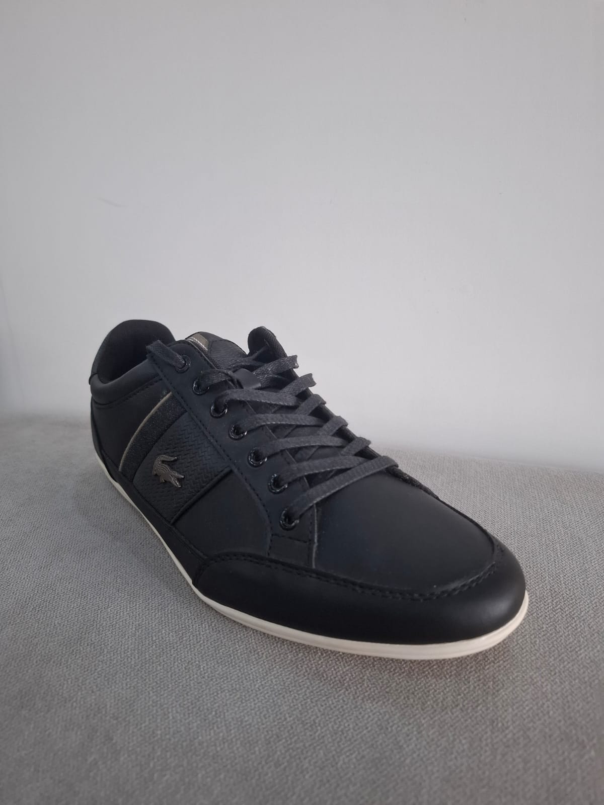 ZAPATILLAS LACOSTE COLOR NEGRO CON SUELA BLANCA - TALLA 41