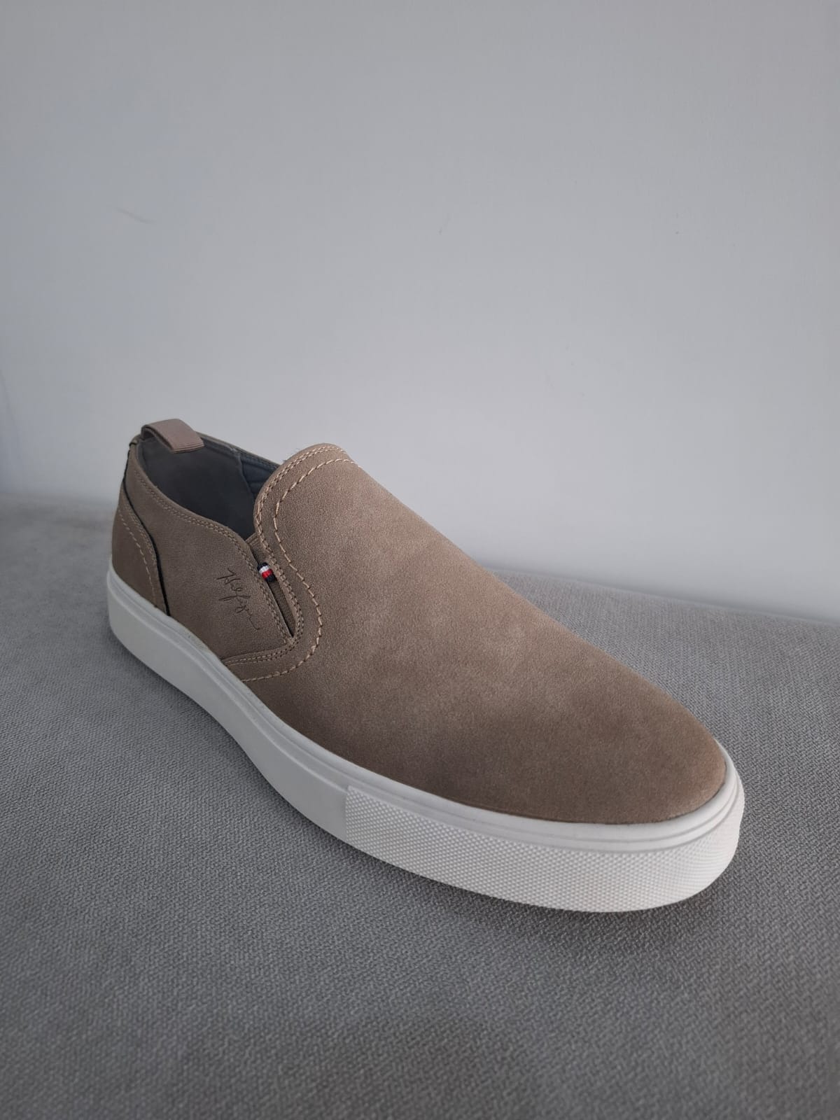 APARGATAS DE HOMBRE TOMMY HILFIGER COLOR BEIGE CON SUELA BLANCA - TALLA 41.5