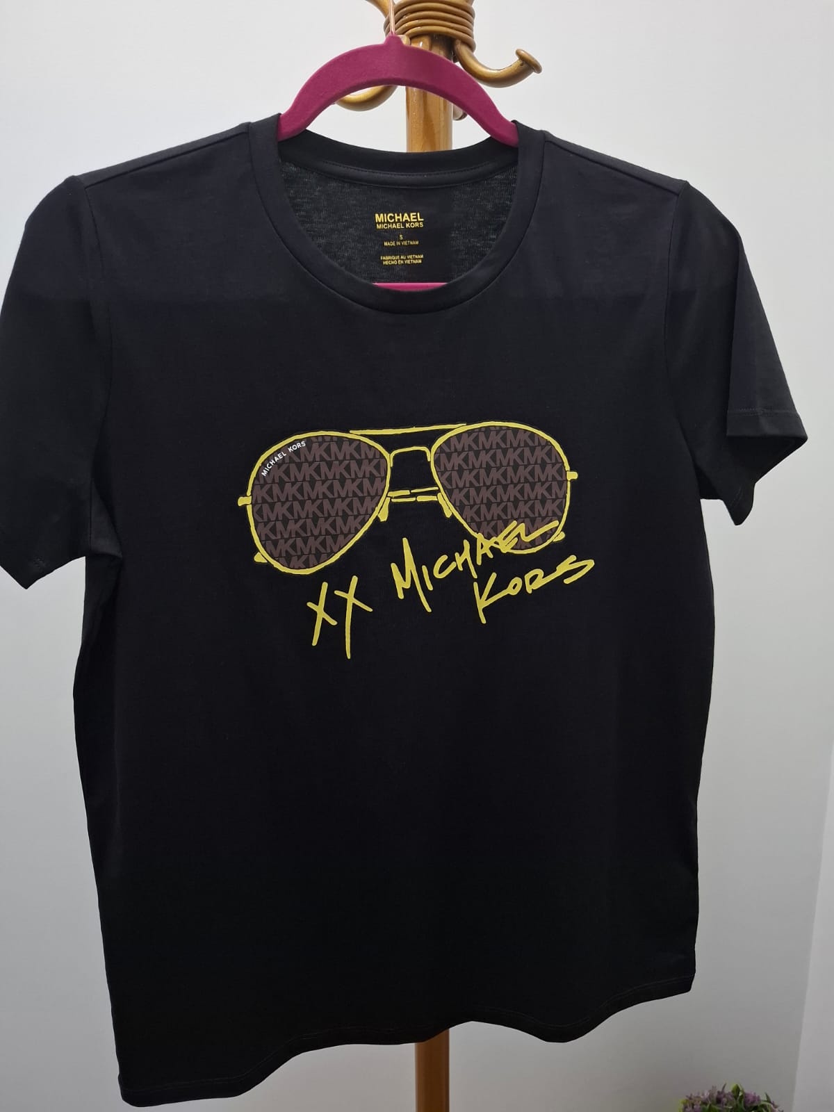 POLO DE MUJER MICHAEL KORS COLOR NEGRO CON ESTAMPADO DE LENTES Y LOGO EN AMARILLO - TALLA S