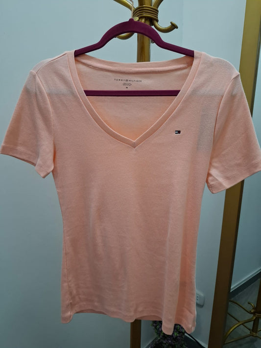 POLO DE MUJER CON CUELLO V TOMMY HILFIGER COLOR SALMON - TALLA M