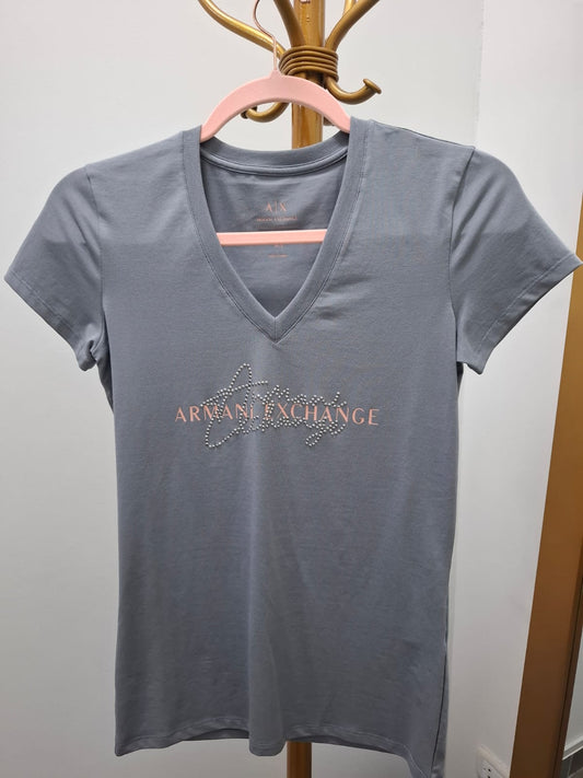 POLO DE MUJER ARMANI EXCHANGE COLOR PLOMO CON LOGO EN ROSA Y PEDRERIA - TALLA XS