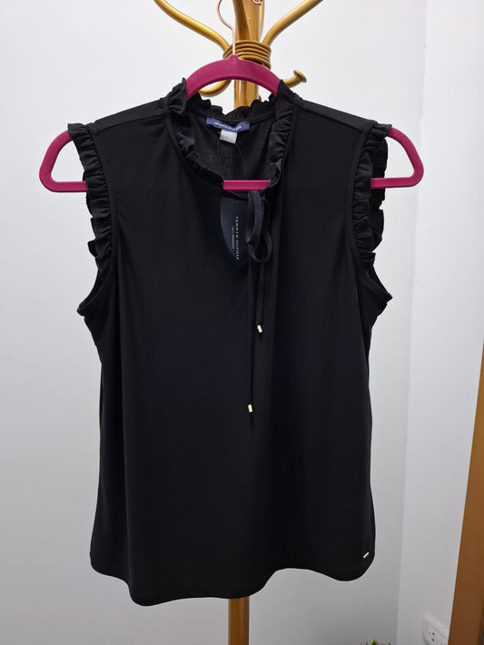 BLUSA MANGA CERO DE GASA TOMMY HILFIGER COLOR NEGRO CON LAZO EN EL CUELLO - TALLA S