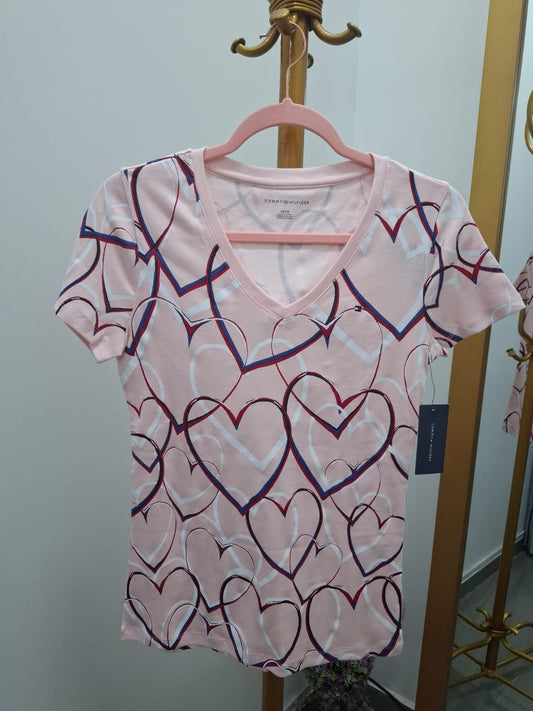 POLO PARA MUJER TOMMY HILFIGER COLOR ROSA CON ESTAMPADO DE CORAZONES - TALLA S