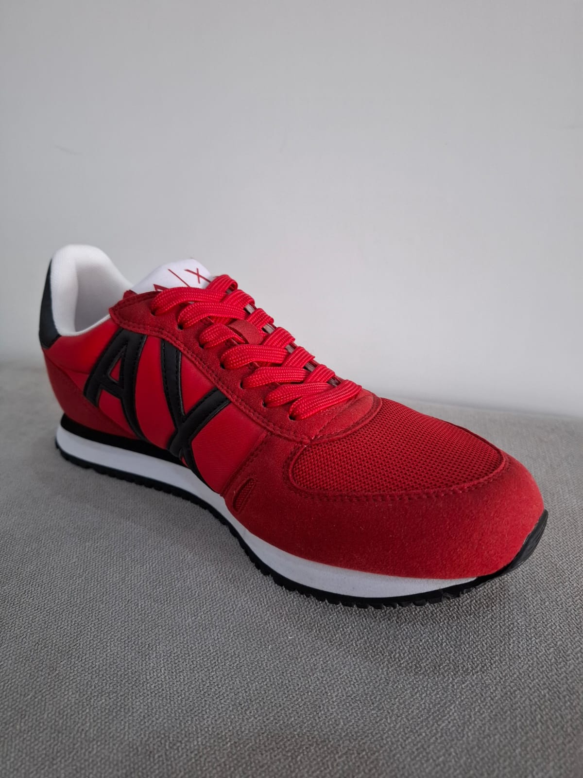 ZAPATILLAS ARMANI EXCHANGE COLOR ROJO CON LOGO EN NEGRO - TALLA 41