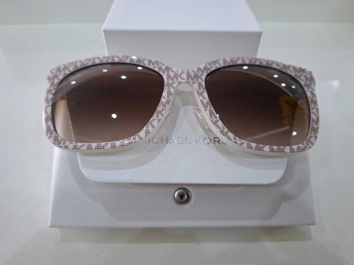 LENTES DE SOL PARA MUJER EN COLOR BLANCO CON CAMEL