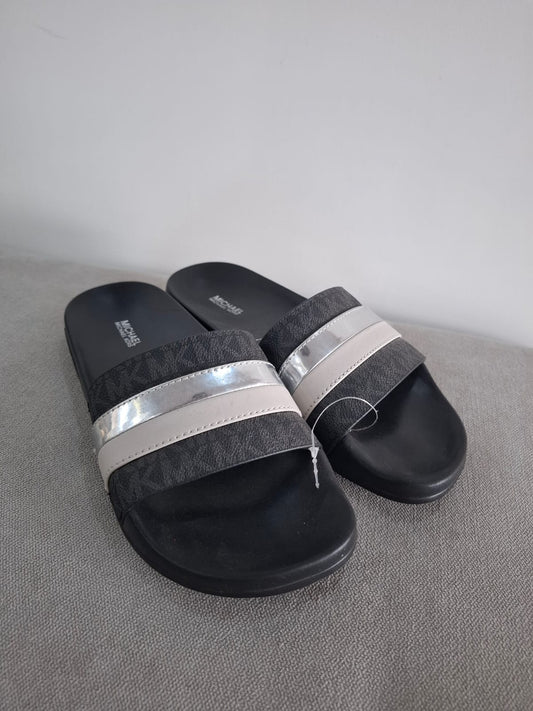 SANDALIAS PARA MUJER MICHAEL KORS EN COLOR NEGRO CON DETALLES PLATEADOS Y BLANCOS - TALLA 37