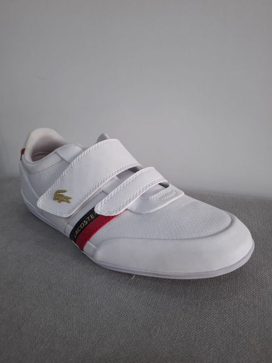 ZAPATILLAS LACOSTE COLOR BLANCAS CON APLICACIONES ROJAS Y DORADAS - TALLA 42.5