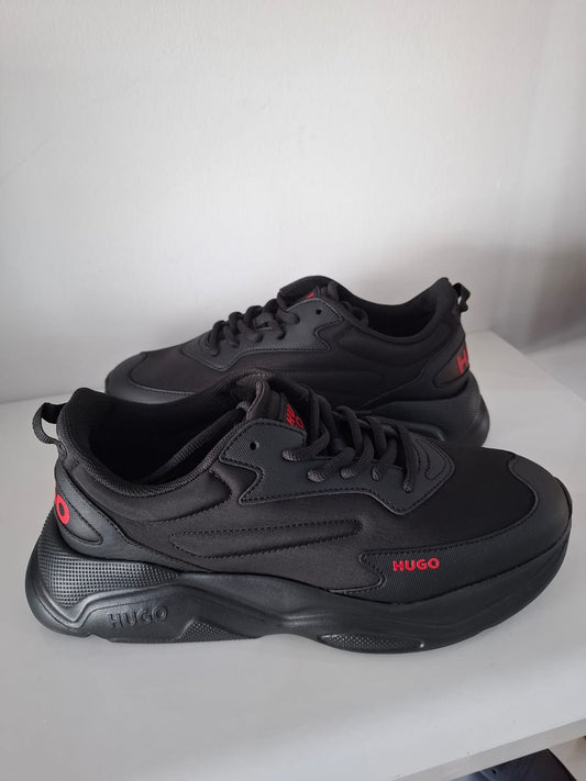 ZAPATILLAS HUGO BOSS COLOR NEGRO CON DETALLES EN ROJO - TALLA 41