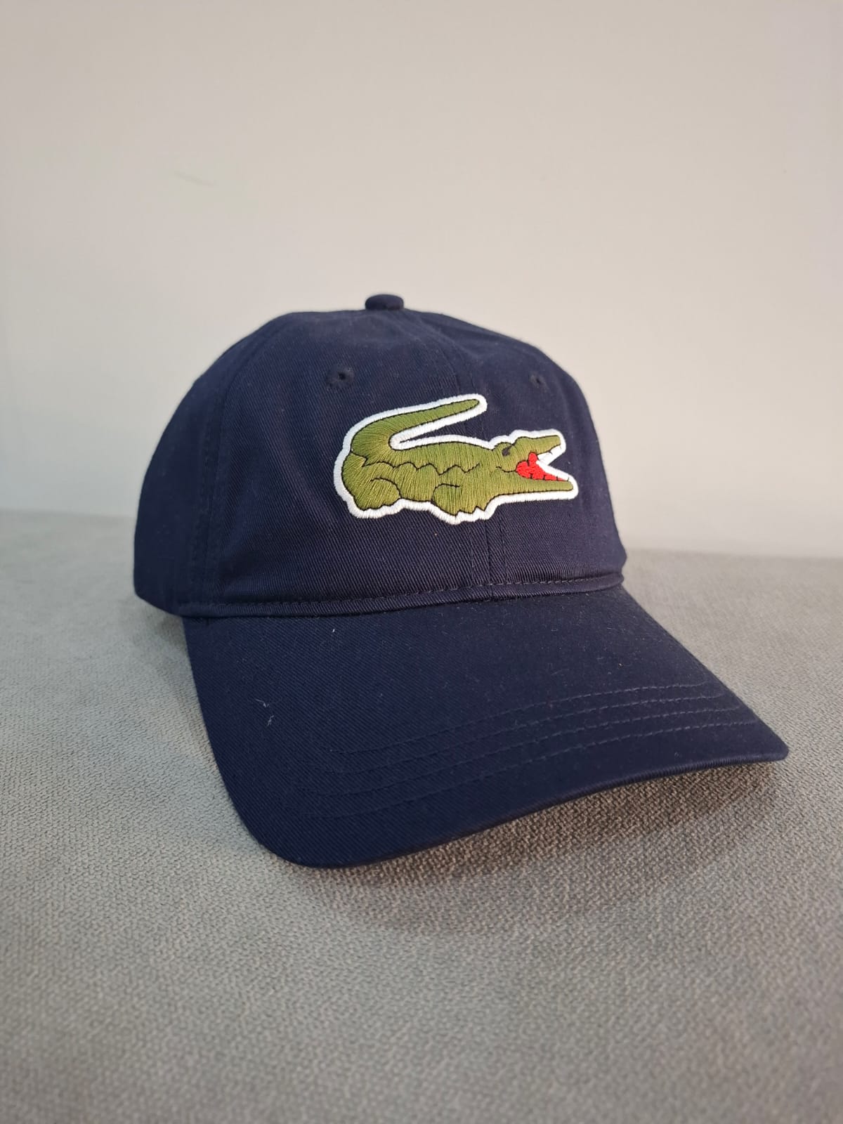 GORRA LACOSTE AZUL OSCURO CON LOGO EN LA PARTE DELANTERA