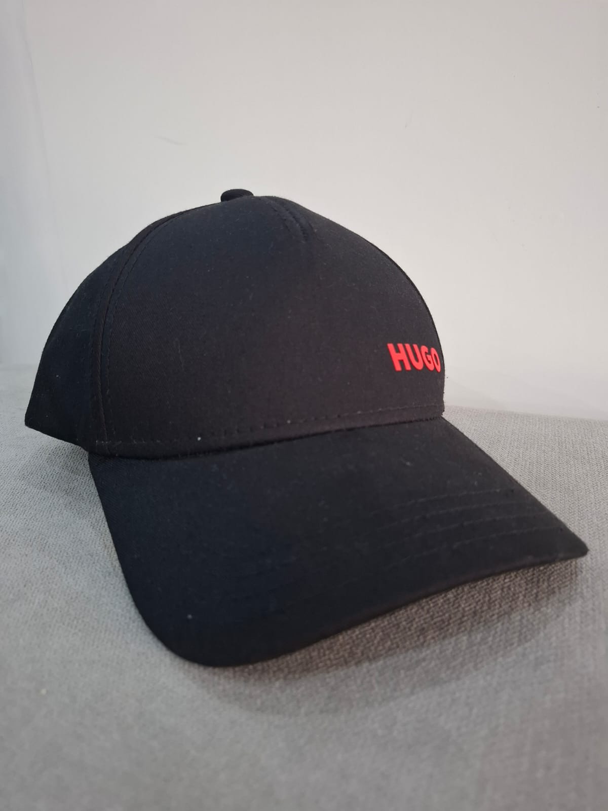 GORRA HUGO BOSS COLOR NEGRO CON EL LOGO EN ROJO EN LA PARTE IZQUIERDA