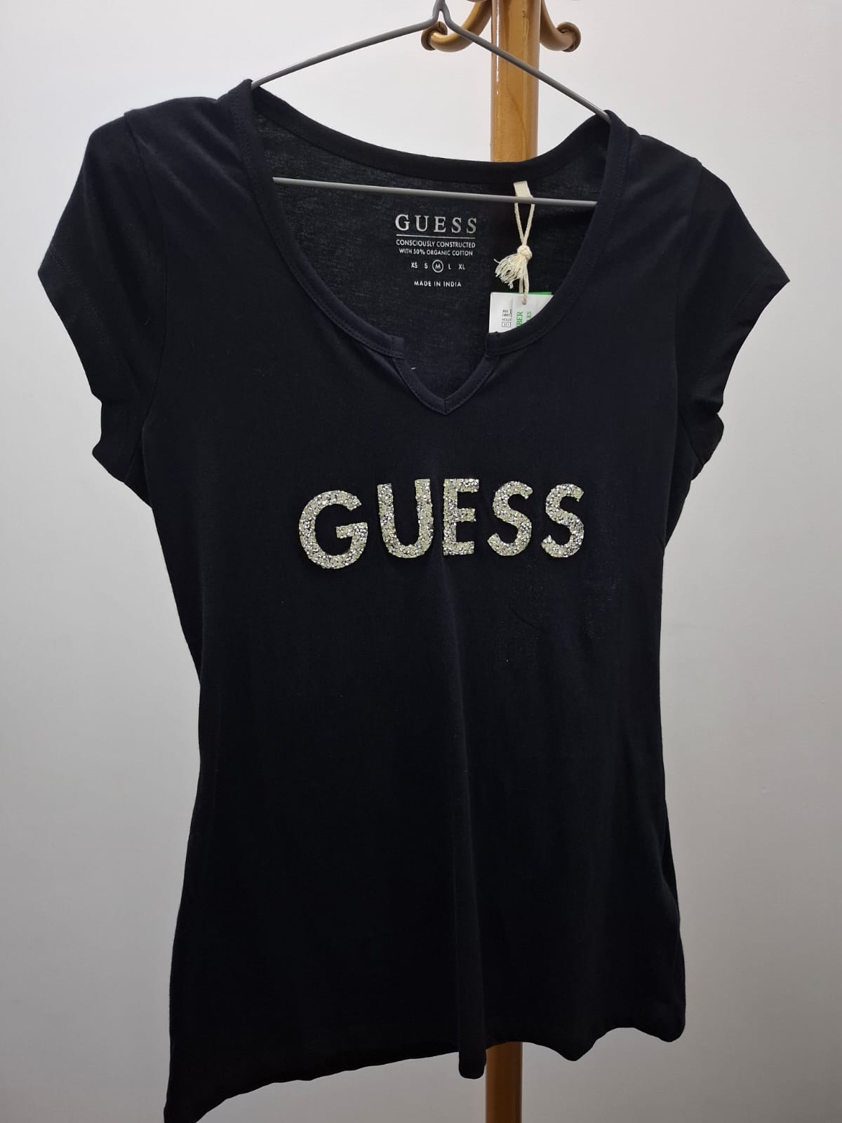 POLO DE MUJER GUESS COLOR NEGRO CON LOGO EN PEDRERIA - TALLA M