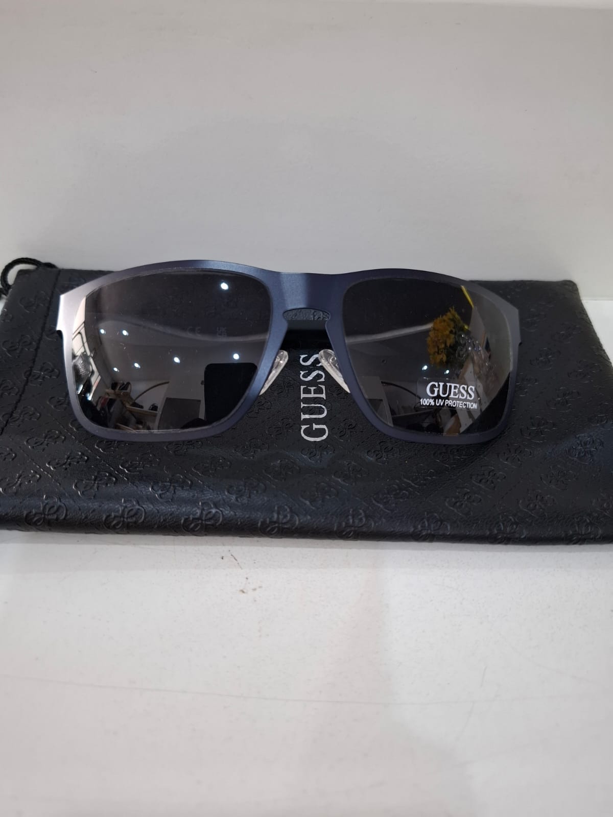 LENTES DE SOL HOMBRE GUESS NEGROS CON BORDES AZUL OSCURO