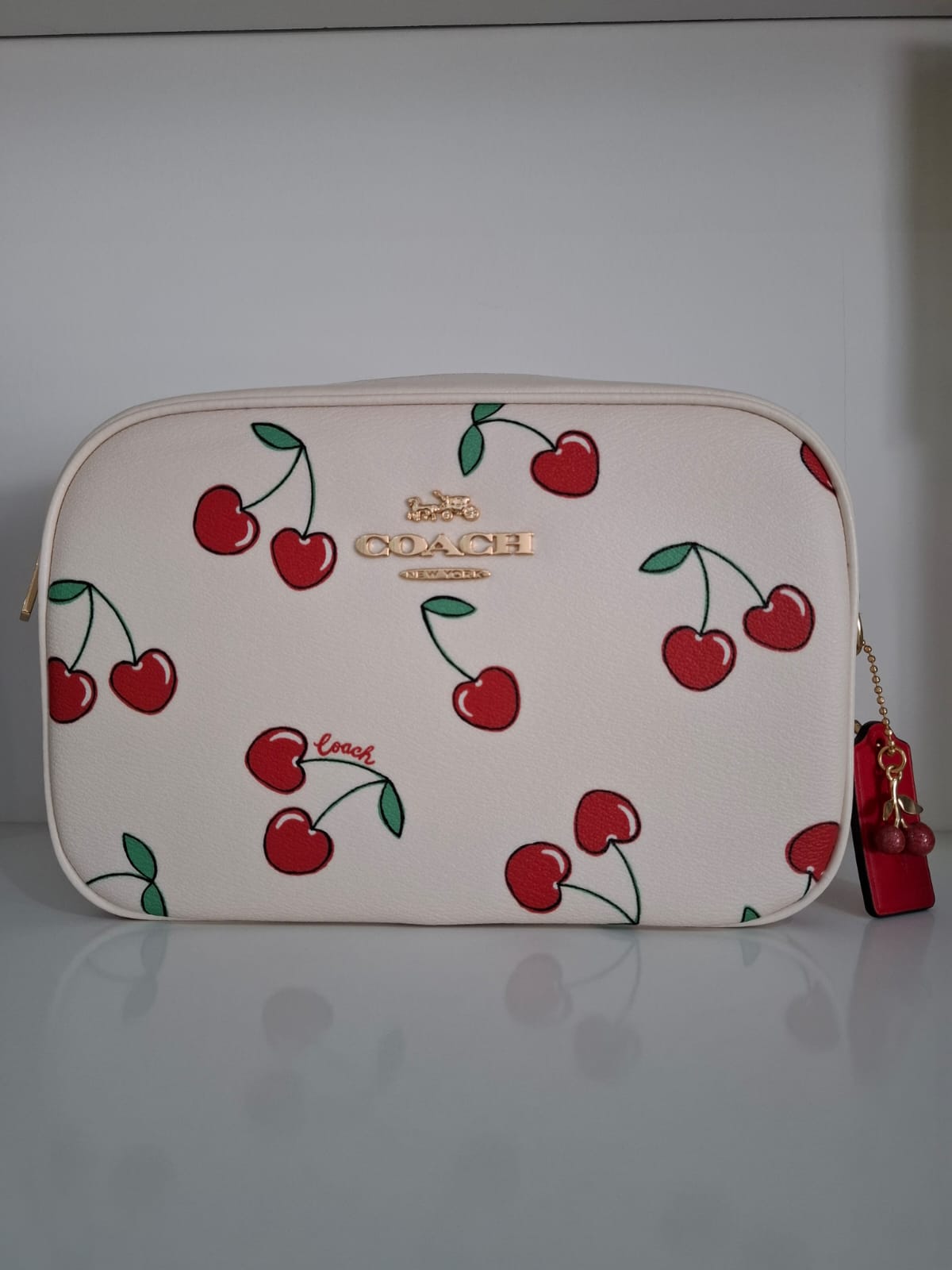 BOLSO MEDIANO COACH BEIGE CON ESTAMPADO DE CEREZAS Y ASAS LARGAS EN ROJO Y ROSADO