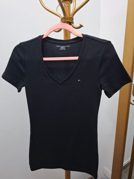 POLO DE MUJER TOMMY HILFIGER COLOR NEGRO CON CUELLO V - TALLA XS