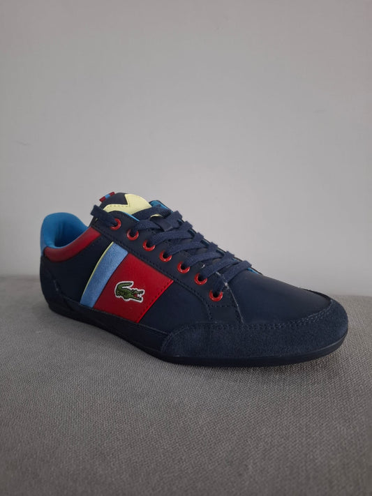 ZAPATILLAS LACOSTE COLOR AZUL NOCHE CON APLICACIONES CELESTES, ROJAS Y AMARILLAS - TALLA 40