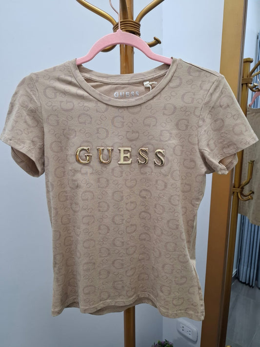 POLO DE MUJER GUESS COLOR BEIGE CON EL LOGO EN DORADO - TALLA M