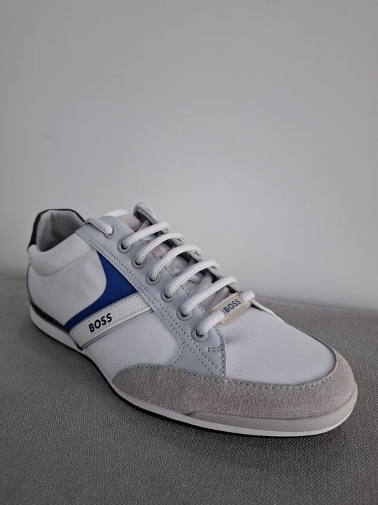 ZAPATILLAS HUGO BOSS COLOR BLANCO CON PLOMO Y DETALLES EN AZUL Y GRIS - TALLA 41