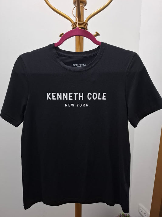 POLO DE MUJER KENNETH COLE COLOR NEGO CON LOGO KENNET COLE NEW YORK EN BLANCO EN EL CENTRO - TALLA S