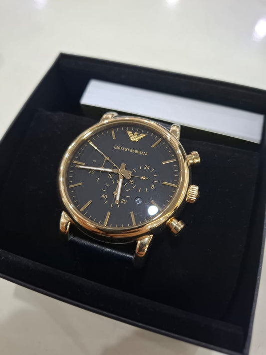 RELOJ EMPORIO ARMANI CON CORREA DE CUERO NEGRA Y BORDES DORADO