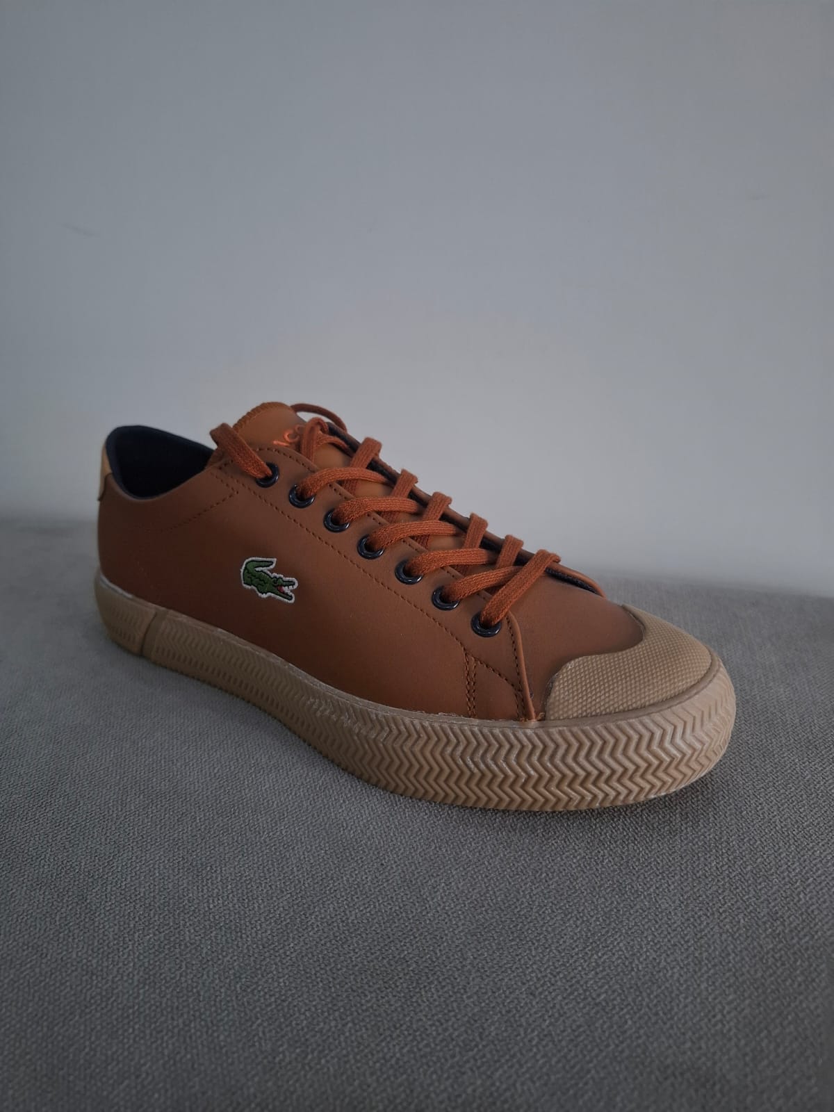 ZAPATILLAS LACOSTE COLOR CAMEL CON SUELA BEIGE - TALLA 39.5