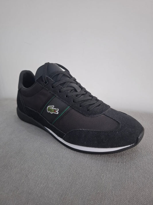 ZAPATILLAS LACOSTE COLOR NEGRO CON APLICACIONES DE GAMUSA - TALLA 40