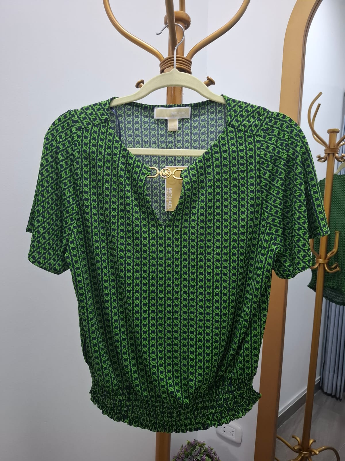 BLUSA MICHAEL KORS COLOR VERDE CON ESTAMPADO DE CADENAS NEGRAS - TALLA S