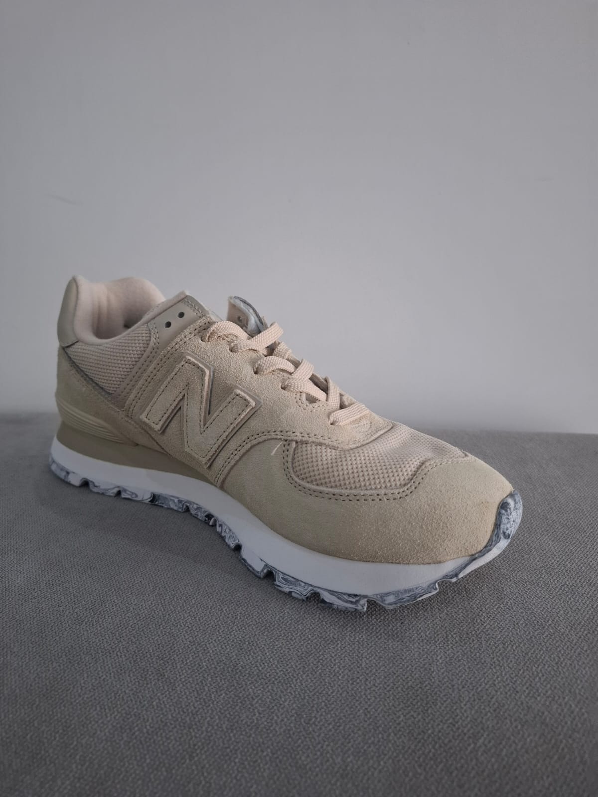 ZAPATILLAS NEW BALANCE COLOR BEIGE CON SUELA BLANCA - TALLA 42