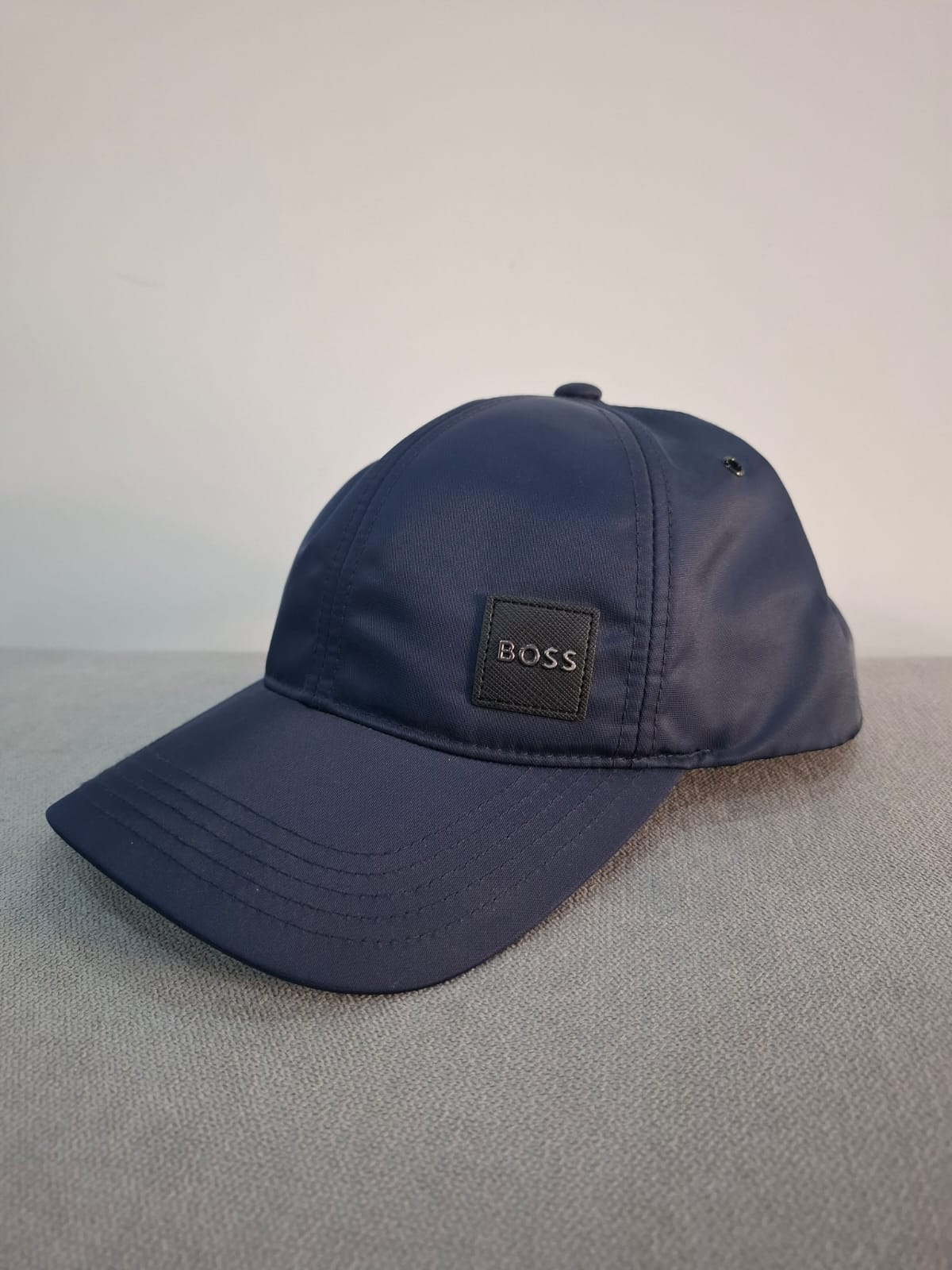 GORRA HUGO BOSS COLOR AZUL NOCHE CON EL LOGO EN NEGRO EN LA PARTE IZQUIERDA