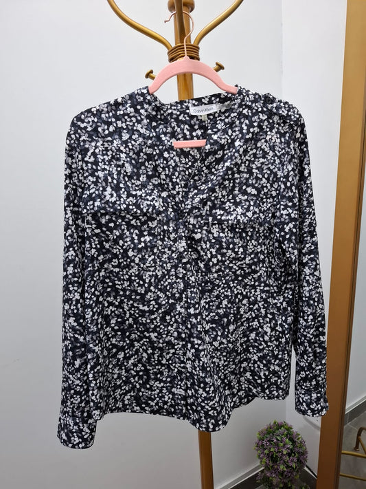 BLUSA CALVIN KLEIN MANGA LARGA COLOR NEGRA CON ESTAMPADO DE FLORES BLANCAS - TALLA S