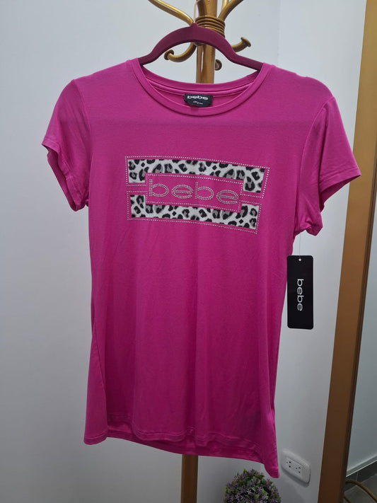 POLO BEBE PARA MUJER COLOR FUCSIA CON EL LOGO EN PEDRERIA Y ANIMAL PRINT - TALLA M