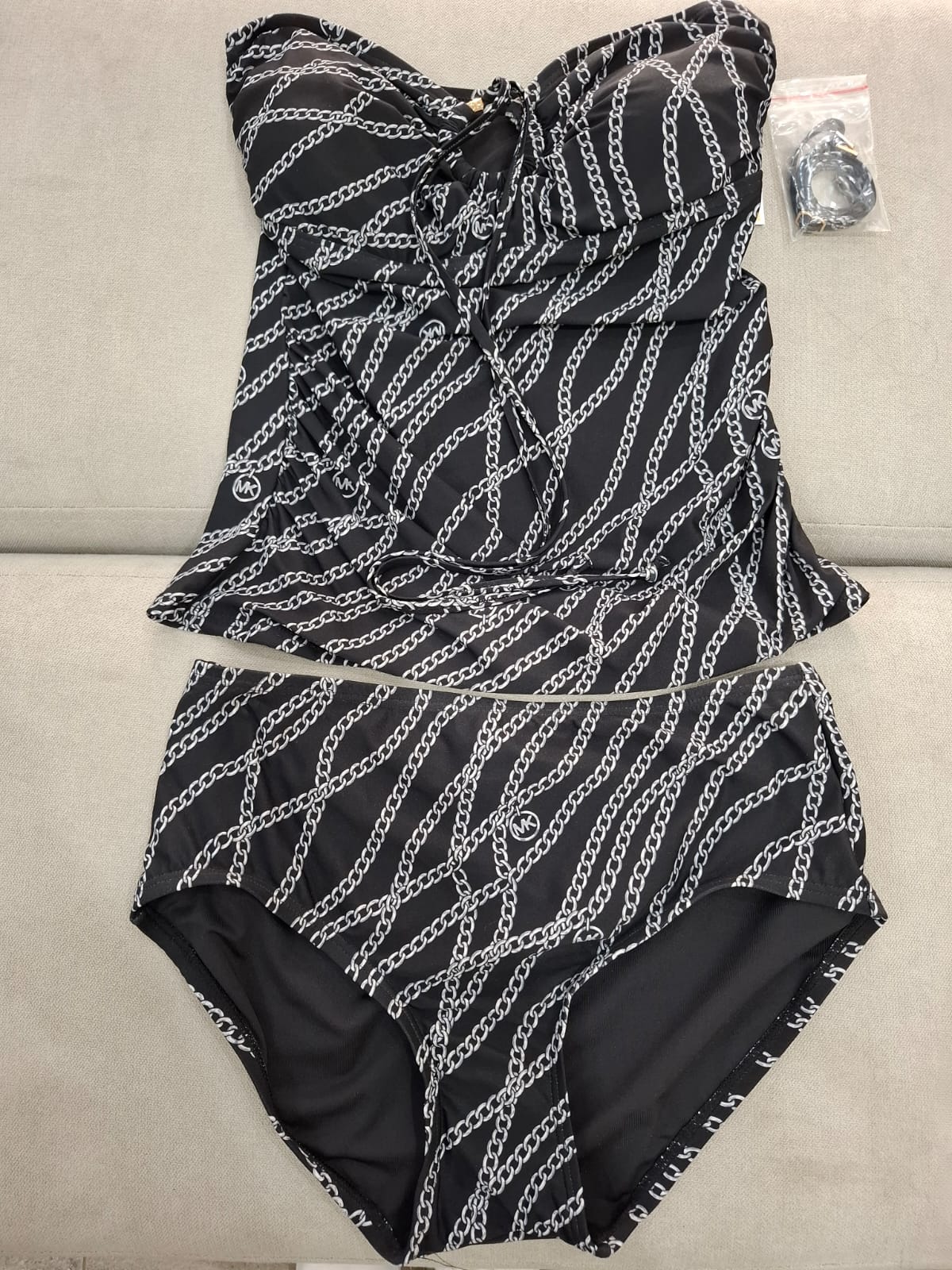 TRAJE DE BAÑO EN DOS PARTES MICHAEL KORS COLOR NEGRO Y ESTAMPADO EN CADENAS BLANCAS - TALLA S