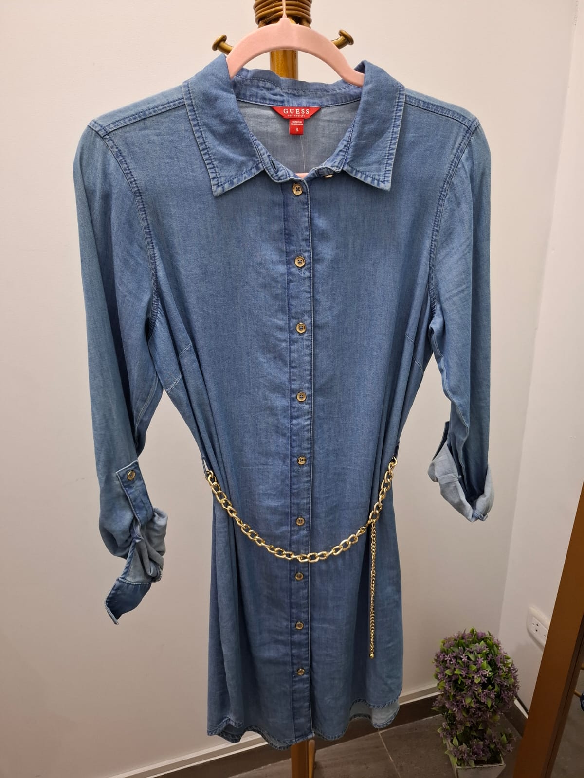 VESTIDO MANGA LARGA TIPO JEAN GUESS CON BOTONES Y CON CINTURON DE CADENA - TALLA S