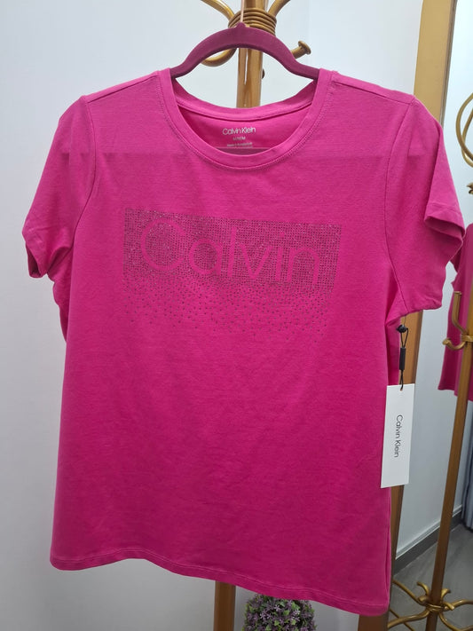 POLO DE MUJER CALVIN KLEIN COLOR FUCSIA CON EL LOGO DEGRADADO EN PEDRERIA - TALLA M