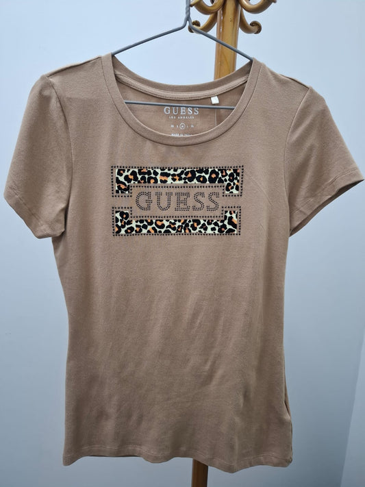 POLO DE MUJER GUESS COLOR BEIGE CON LOGO EN PEDRERIA Y ANIMAL PRINT - TALLA M