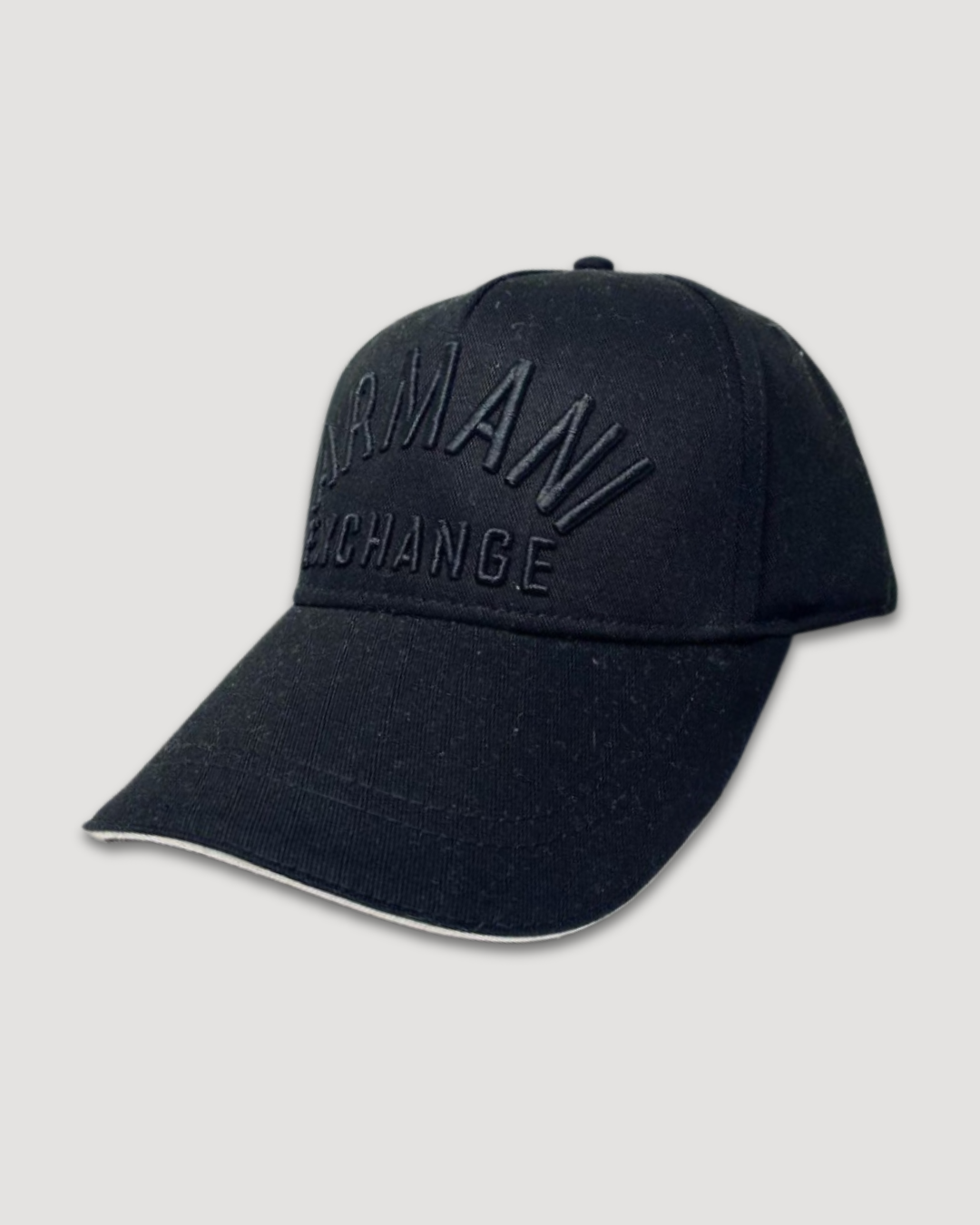 GORRA ARMANI EXCHANGE EN COLOR NEGRO CON LOGO EN LA PARTE DELANTERA