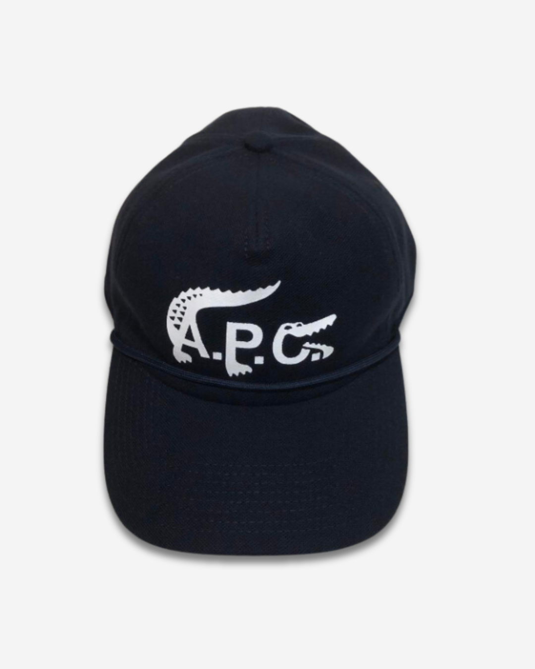 GORRA LACOSTE EN COLOR AZUL OCURO CON EL LOGO BLANCO EN LA PARTE DELANTERA