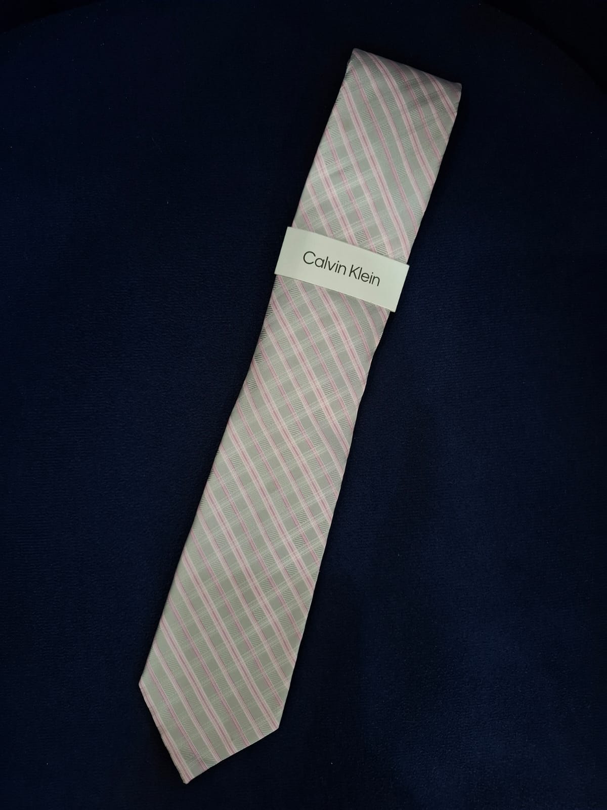 CORBATA CALVIN KLEIN COLOR GRIS CON RAYAS BLANCAS Y ROSA