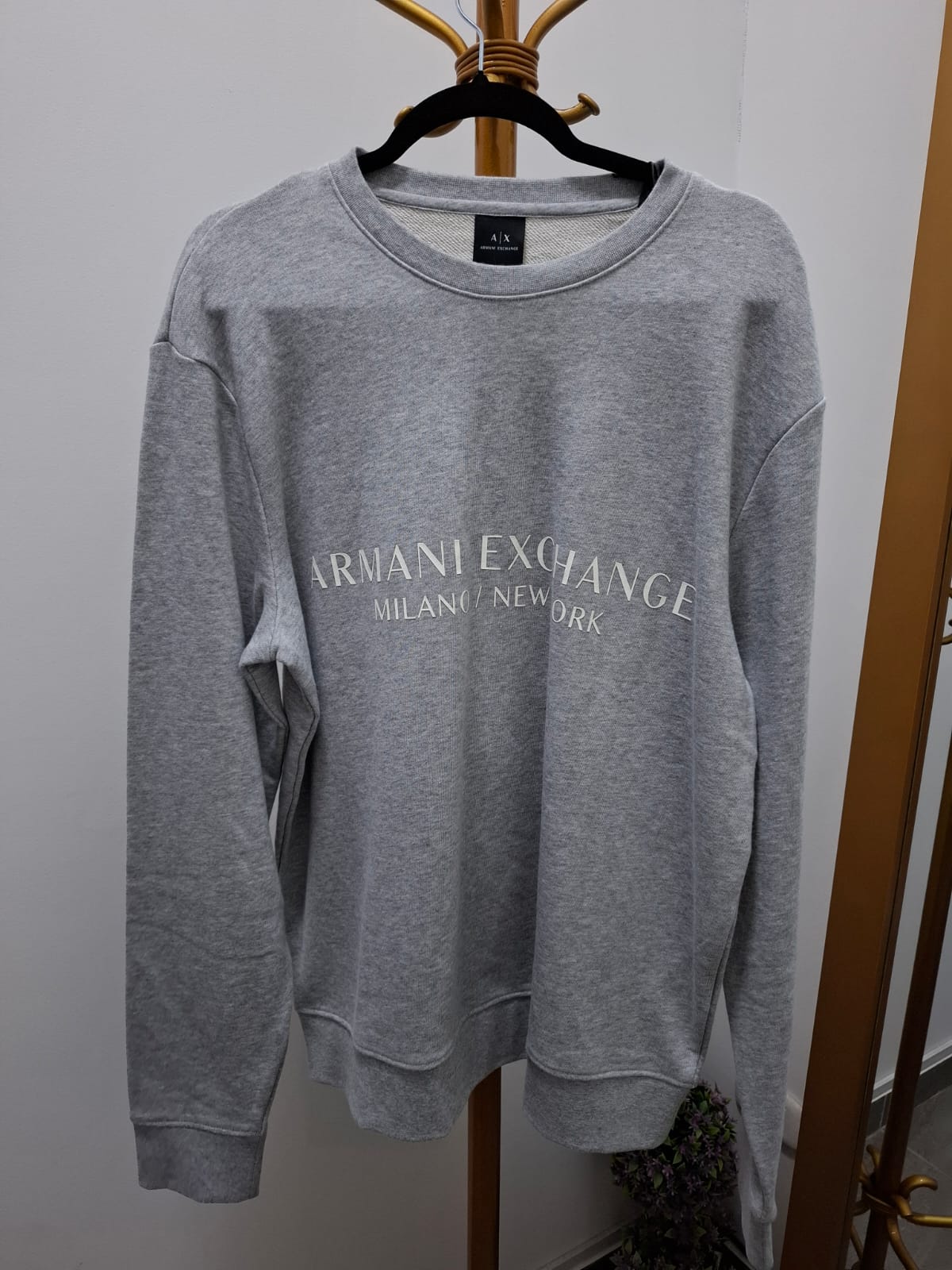 POLERA ARMANI EXCHANGE COLOR PLOMO CON LOGO EN BLANCO