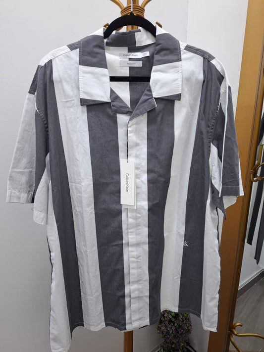 CAMISA MANGA CORTA CALVIN KLEIN A RAYAS BLANCAS Y GRISES - TALLA XL