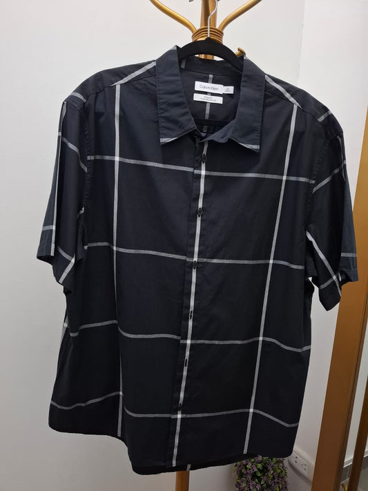 CAMISA MANGA CORTA CALVIN KLEIN COLOR NEGRO CON RAYAS BLANCAS - TALLA L