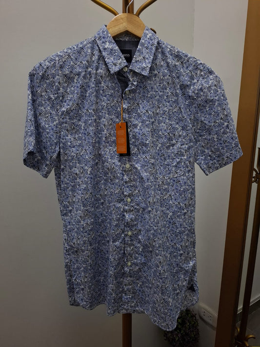 CAMISA MANGA CORTA HUGO BOSS ESTAMPADA EN COLORES AZUL Y BLANCO - TALLA S