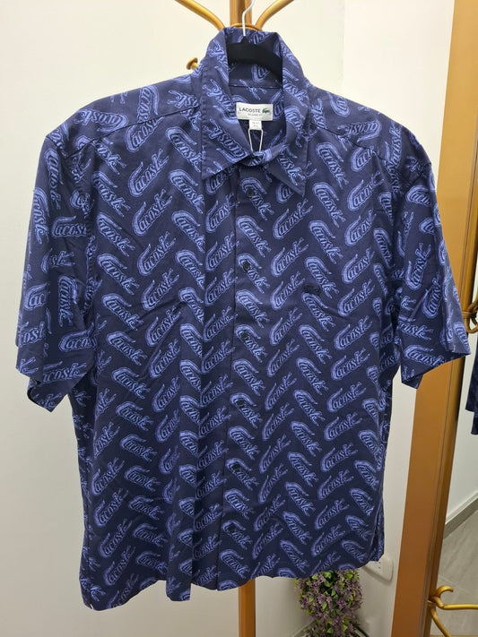 CAMISA MANGA CORTA LACOSTE COLOR AZUL CON LOGO POR TODA LA PRENDA - TALLA L