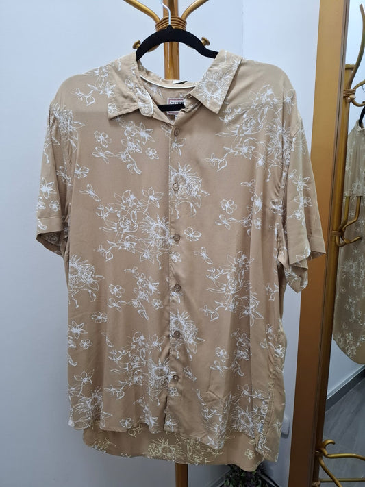 CAMISA MANGA CORTA GUESS COLOR BEIGE CON FLORES BLANCAS - TALLA XL