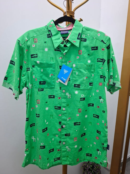 CAMISA MANGA CORTA COLUMBIA COLOR VERDE CON ESTAMPADO DE BARCOS Y PECES - TALLA S