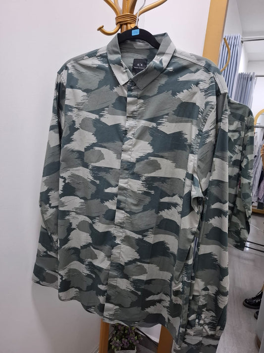 CAMISA MANGA LARGA ARMANI EXCHANGE CON DISEÑO MILITAR - TALLA XL