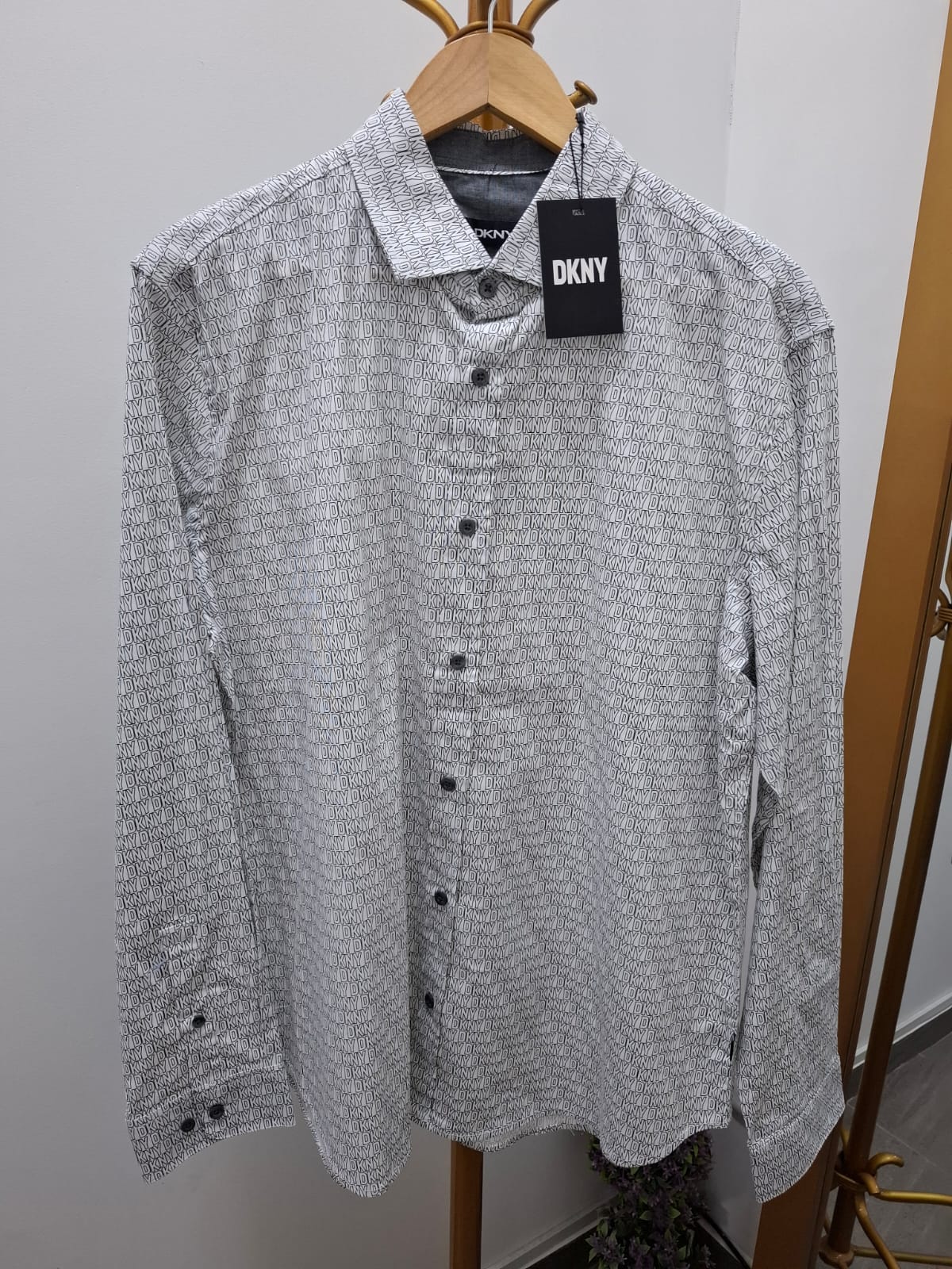 CAMISA MANGA LARGA DKNY COLOR BLANCO CON LOGO POR TODA LA PRENDA - TALLA L